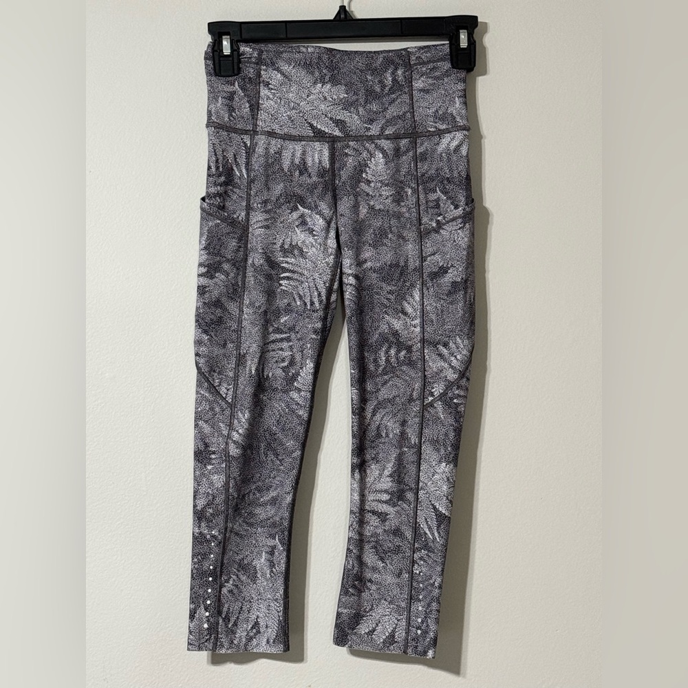 High-Rise Tropical Fern Print Lululemon Gray Crop Leggings Size 4 - Picture 2 of 12